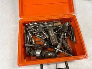 lot 1033 image: Tap and die accessories