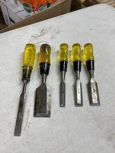 lot 1043 image: Chisel set