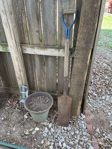 lot 2000 image: 10 in diameter plastic pot with shovel and mole trap