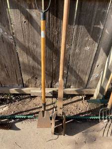 lot 2008 image: Post hole digger and scraper