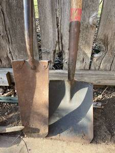 lot 2011 image: Shovels