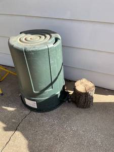 lot 2020 image: Outdoor plastic trash can