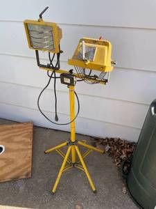 lot 2025 image: Yellow dual shop light on stand