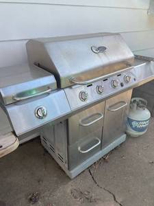lot 2029 image: CharBroil Red gas grill