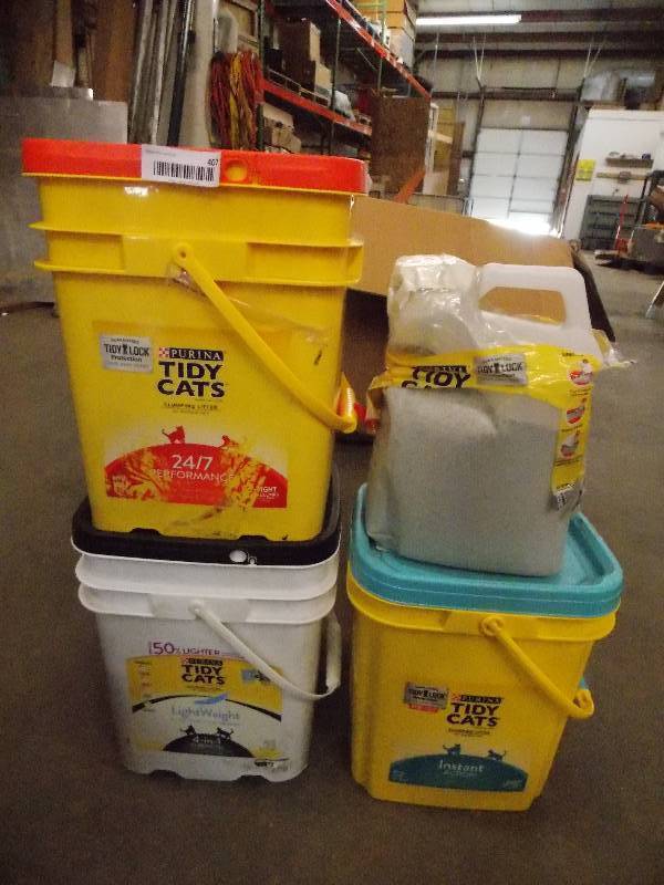 lot 407 image: Large Lot of Kitty Litter