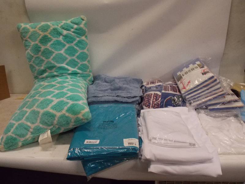 lot 414 image: Household Linens Lot