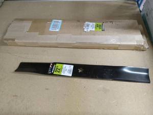 lot 2776 image: Maxpower 331740B Mower Blade for 22 Inch Cut PoulanHusqvarnaCraftsman Repla...