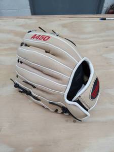 lot 2825 image: WILSON 2022 A450 Youth Baseball Glove