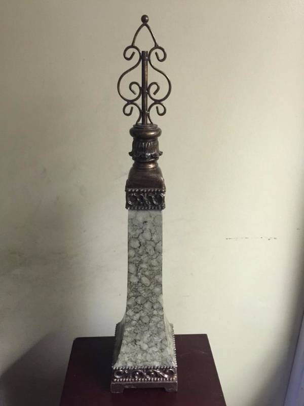 lot 1121 image: Nice tall 23 inch Decour piece...