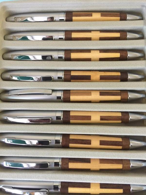 lot 125 image: 20 decorative pens with wooden inlay...