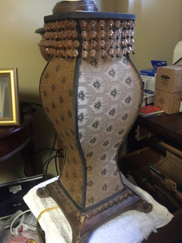 lot 1254 image: Beautiful 18 inch tall Decore lamp great acce...