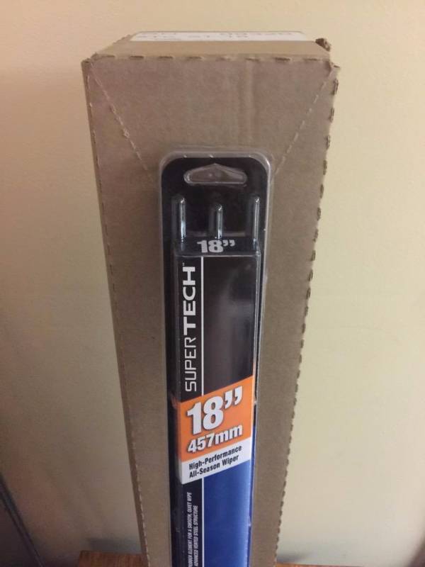 lot 73 image: Case of 10 super Tech auto windshield wipers ...