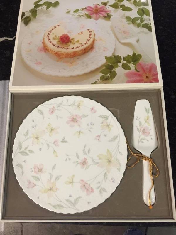 lot 820 image: Beautiful china serving platter with china se...
