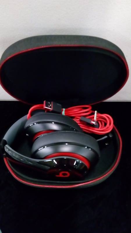 lot 5255 image: beats headphones