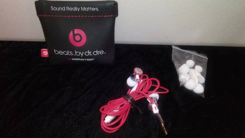 lot 5354 image: beats by dr.dre headphones