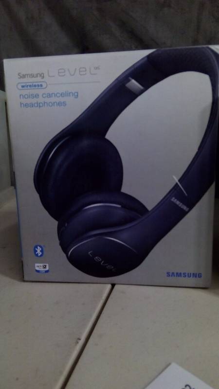 lot 5420 image: Samsung Level On Wireless Noise Canceling NFC Headphones  USB to USB - Color Black Sapphire Retail Packing