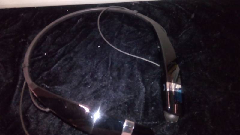 lot 5467 image: LG Bluetooth Headset