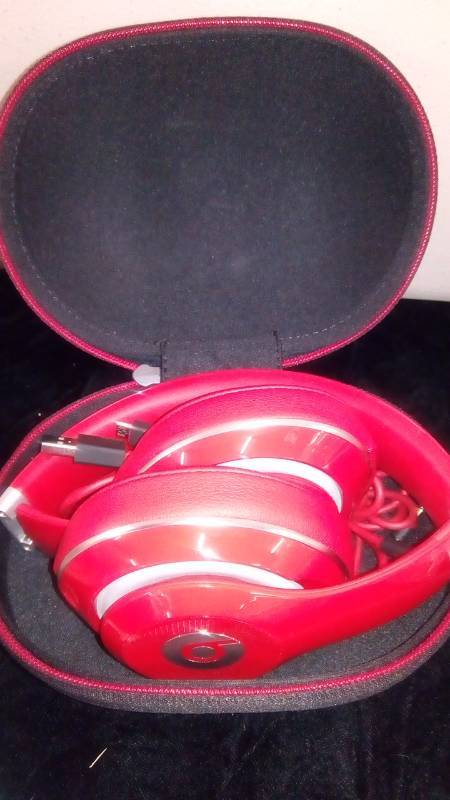 lot 5492 image: beats headphones