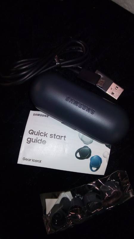 lot 5525 image: Samsung Gear IconX Wireless earbuds Bluetooth