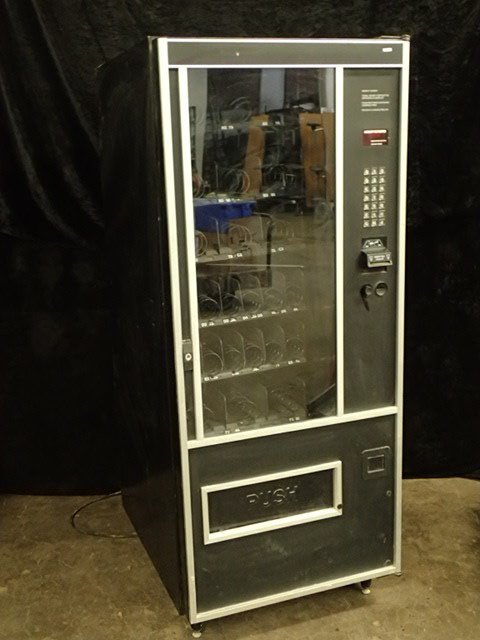 lot 626 image: Spiral Vending Machine w Dollar Acceptor