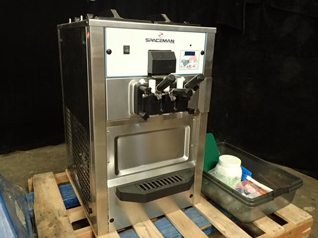 lot 571 image: Spaceman 2 Barrel Counter Top Ice Cream Machine ( LIKE NEW )