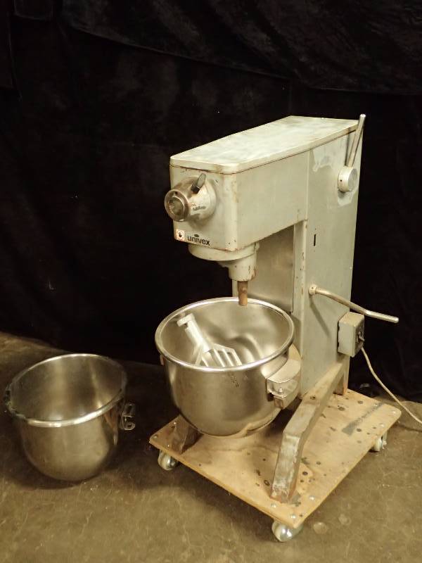 lot 635 image: Univex 20qt Mixer w (2) Stainless Bowls and Paddle