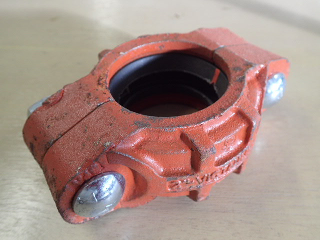 lot 709 image: 2 x 2 in. Grooved Painted Ductile Iron Coupling with Enamel Gasket