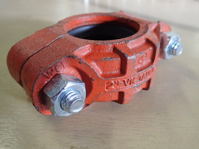 lot 710 image: 2 x 2 in. Grooved Painted Ductile Iron Coupling with Enamel Gasket