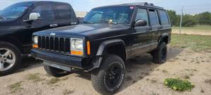 lot 1024 image: 2000 Jeep Cherokee, Black