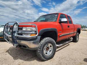 lot 1045 image: 2000 Chevrolet Silverado 2500 4 x 4 Truck, Red