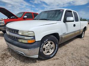 lot 1046 image: 2002 Chevrolet Silverado 1500 Extended Cab Truck, White