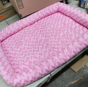 lot 5550 image: 20 x 28 Pet Bed Pink