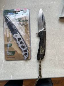 lot 2699 image: Lot of 2 Folding Knives