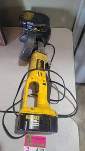 lot 4152 image: Default 18V DC410 Cordless Cut Off Tool