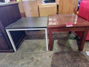 lot 4242 image: Lot Of 2 End Tables