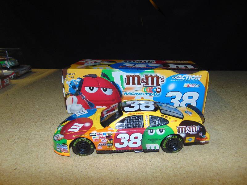 Elliott Sadler #38 M&M's racing Nascar 1/24 scale die-cast car by