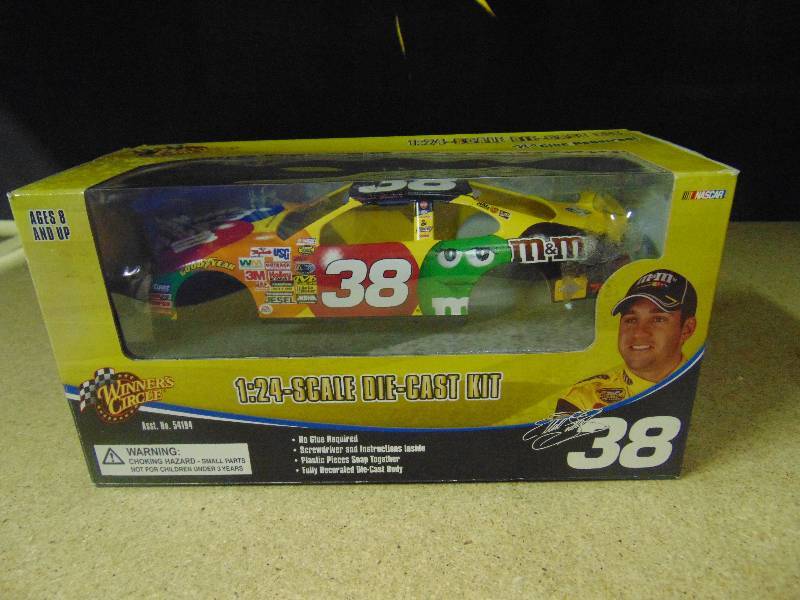 lot 4015 image: Elliott Sadler #38 M&Ms Racing Nascar 124 scale die cast car kit , Winners Circle