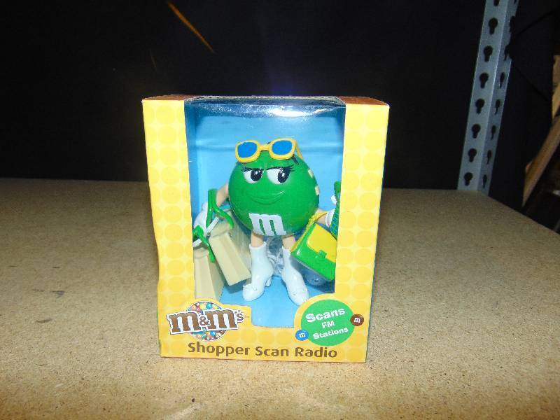 lot 4032 image: M&Ms ShopperScan radio, Green, in original box.