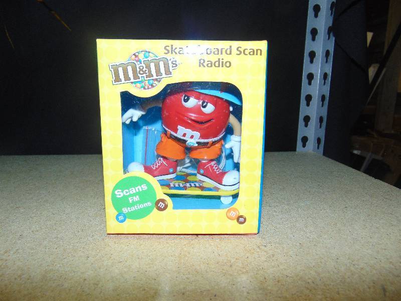 lot 4035 image: M&Ms Skateboard Scan radio, Red, in original box.