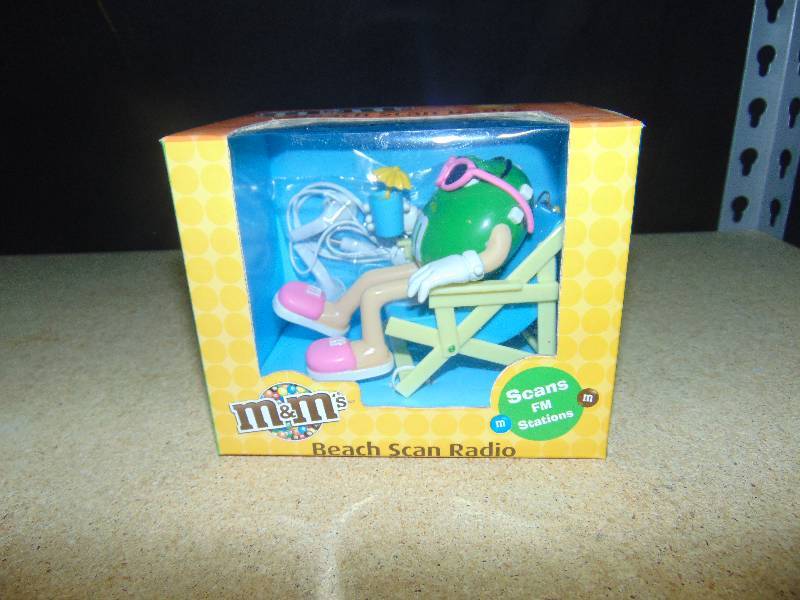 lot 4036 image: M&Ms  Beach Scan radio, Green, in original box.