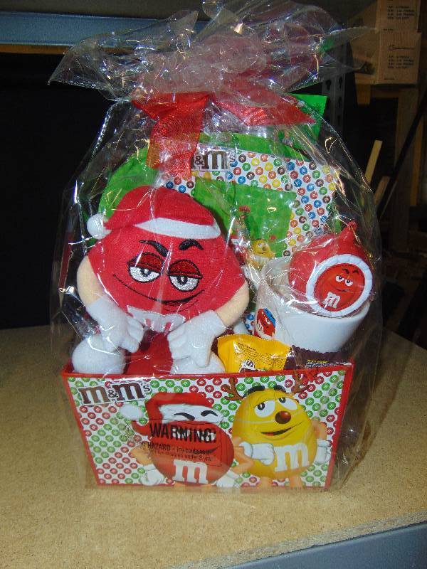 lot 4042 image: Christmas Basket w mug, picture frame and red plush ornament, in original packaging 2013