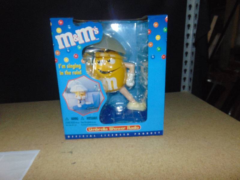 lot 4048 image: M&Ms Umbrella Shower radio, yellow