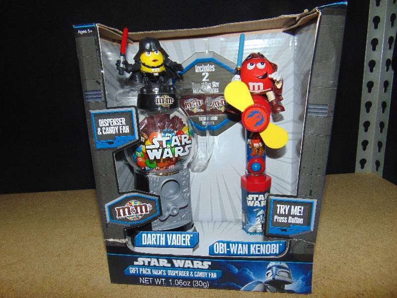 lot 4058 image: Star Wars Gift Pack M&Ms Dispensers, Darth Vader, Obi Wan Kenobi