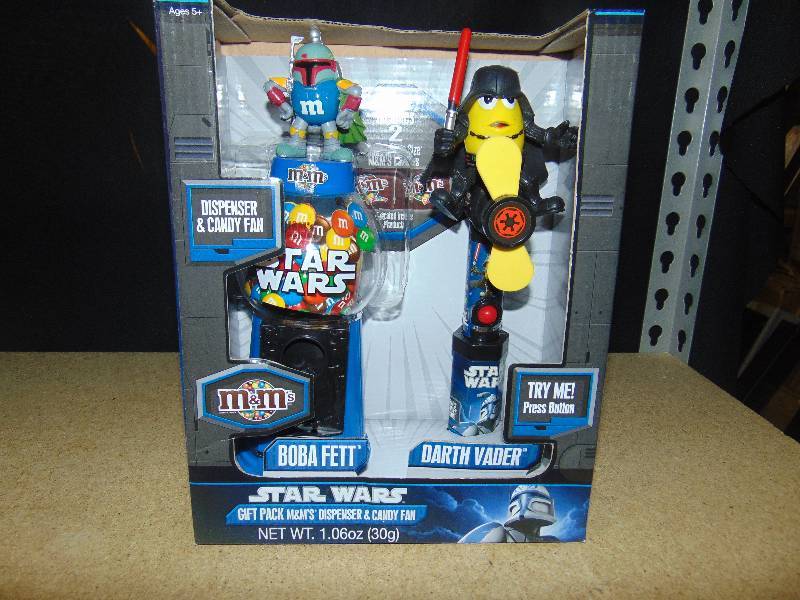 lot 4059 image: Star Wars Gift Pack M&Ms Dispensers, Darth Vader, Boba Fett