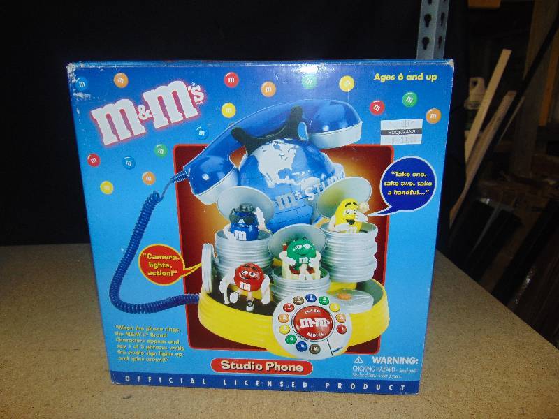 lot 4073 image: M&Ms Studio Phone talking phone in original box