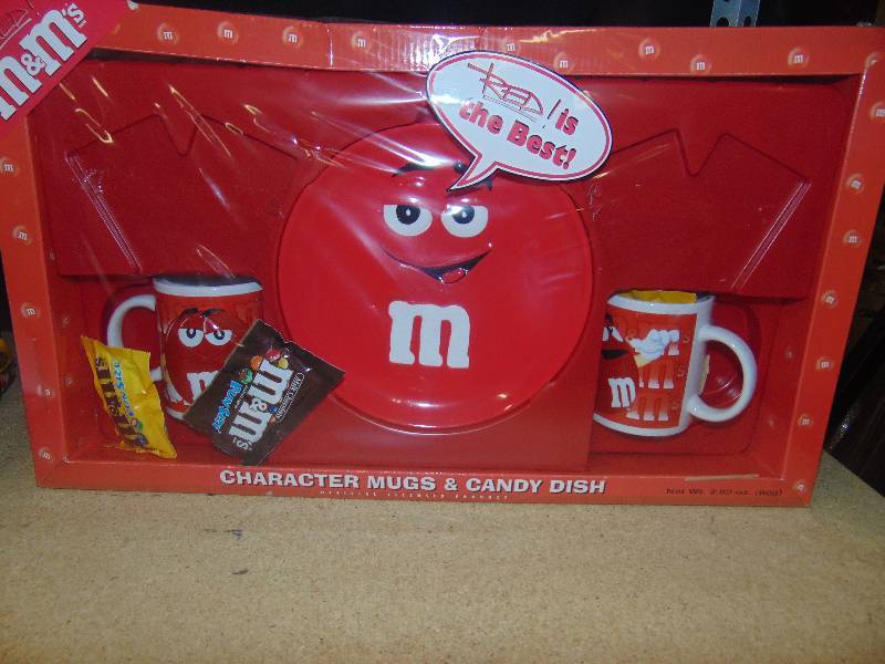 lot 4096 image: (1) M&Ms Gift Set (2) mugs, (1) Dish, Red