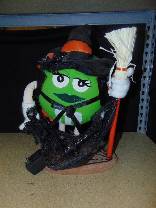 lot 4099 image: M&Ms Green Fiber-Optic greeter Witch, 18tall, Dept 56, Works