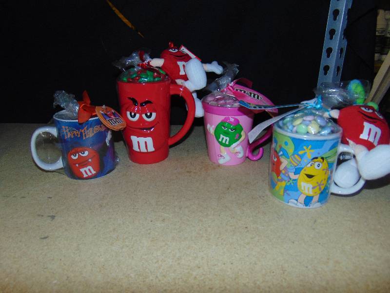 lot 4122 image: (4) ct. mixed lot M&Ms holiday Mugs, Breast Cancer mug
