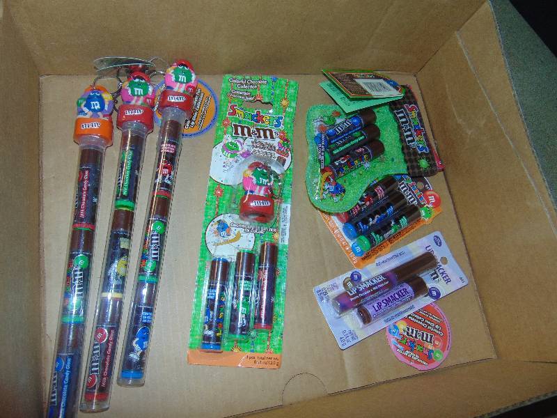 lot 4146 image: (6) set of Smackers M&Ms Lip balm