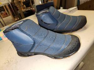 lot 43000001 image: size 7.5 water proof boots